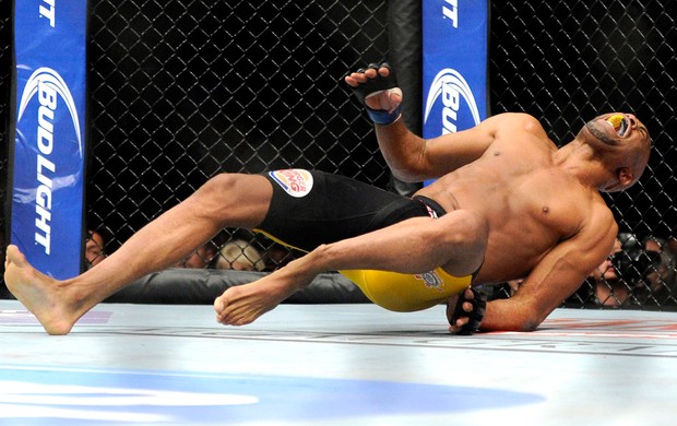 Anderson Silva quebra a perna e perde a revanche contra Chris Weidman3